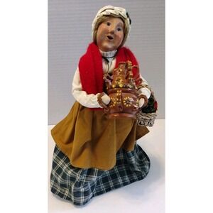 BYERS CHOICE Caroler ~ 2005 Woman w Redware Pottery Wassail Pot & Basket *READ*